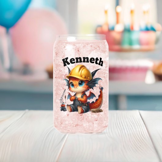 Babydrache in einem harten Hut baut einen Turm Dosenglas (Insitu (Baby Party))