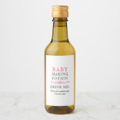 Babydusche bevorzugt Baby Maaking Pose Pink Mini Weinetikett (Vorderseite)