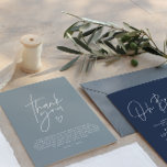 Babydusche Dank staubblauer, eleganter Modernität Einladung<br><div class="desc">Baby Duschskript moderne staubblaue Party Dank Postcard Design. Ideal geschlechtsneutrales Design.</div>