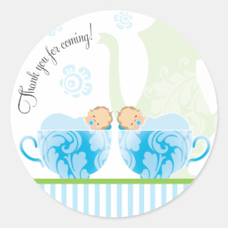 Babydusche Tee-Gastgeschenk-Aufkleber | Twin Boys Runder Aufkleber