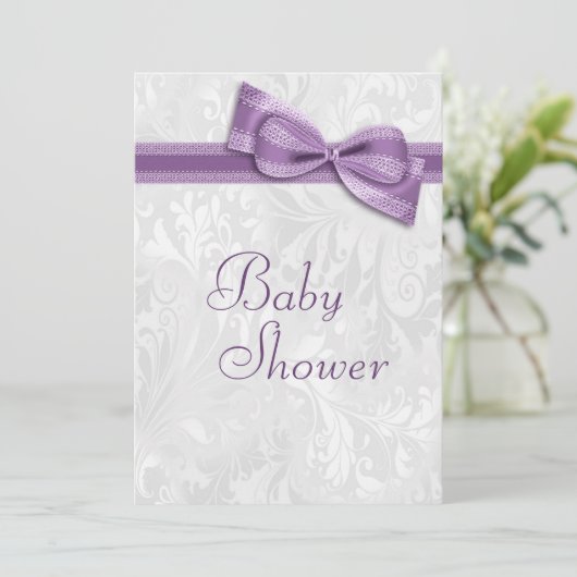 Babydusche Weiße Damasche und Imitat Lila Bow Einladung (Stehend Vorderseite)