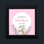 Babydusche weißer Schnee fällt rosa Polka Dots Erinnerungskiste<br><div class="desc">Entworfen auf Aquarell Blumenbild von Farida Greenfield Weißschneefall. Wunderschöne, weiße Blume, die gerade am Ende des Winters entstanden sind und wie ein Schneefall auf dem Boden aussehen. Es hat rosa weiße Polka Punkte auf dem Hintergrund und Texte, die personalisiert werden können. Perfektes Design für Ihr Baby Duschfest. Bitte Karo meine...</div>