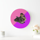 Babyenten auf rosa Himbeere und Lila Sorbet Große Wanduhr (Zuhause)