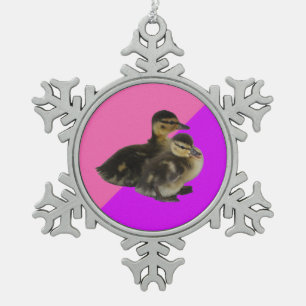 Babyenten auf rosa Himbeere und Lila Sorbet Schneeflocken Zinn-Ornament