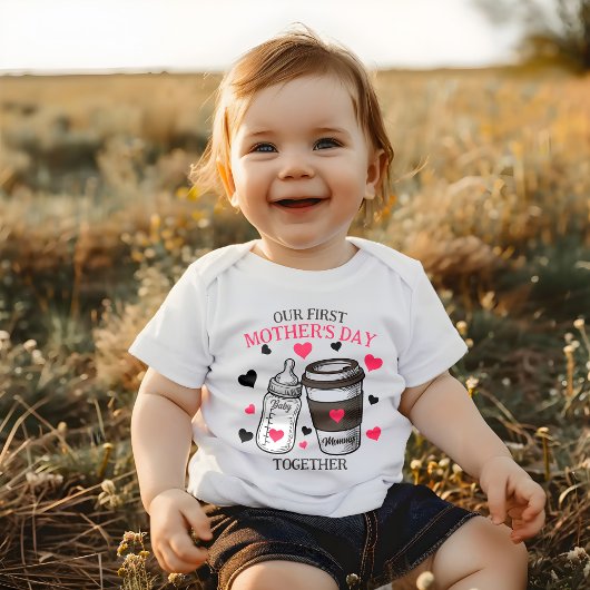 Babyflasche und Kaffee-Cup der ersten Mutter Baby Strampler