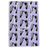 Babyfußabdrücke auf Polka-Punkten Mittlere Geschenktüte (Vorderseite)