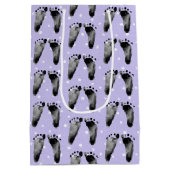 Babyfußabdrücke auf Polka-Punkten Mittlere Geschenktüte (Rückseite)