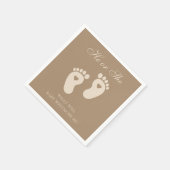 Babyfußabdrücke, die er oder sie braun zeigt serviette (Ecke)