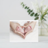 Babyfüße in den Händen der Mutter Postkarte (Stehend Vorderseite)