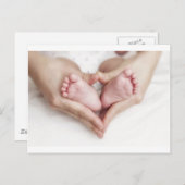 Babyfüße in den Händen der Mutter Postkarte (Vorne/Hinten)