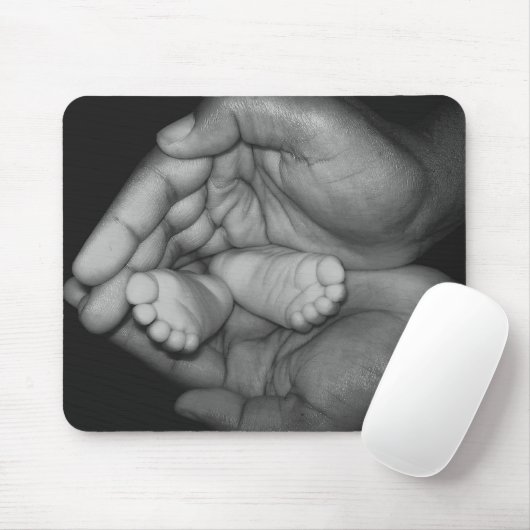 Babyfüße in den Händen des Vaters Mousepad (Mit Mouse)