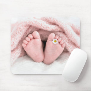 Babyfüße mit einer weißen Margerite Mousepad