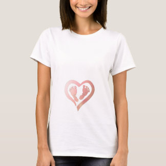 Babyfüße und Herz gestrichen T-Shirt