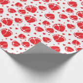 Babyfüße und Herz in roter Farbe Geschenkpapier (Ecke)