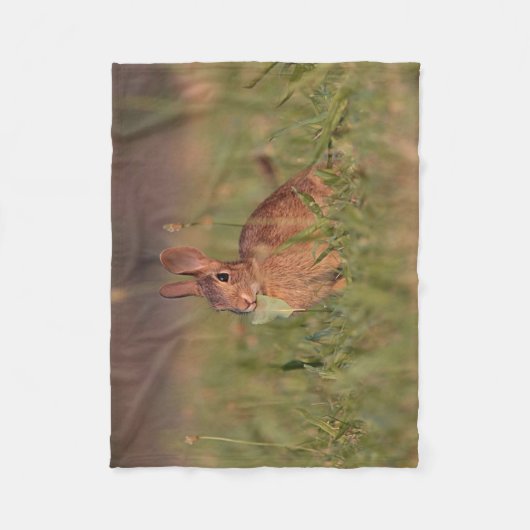Babyhäschen im Gras Fleecedecke (Vorderseite)