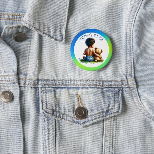 Babyjunge mit farbiger Mama zur Kinderdusche Button (Beispiel)