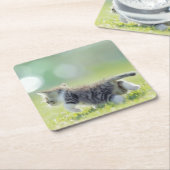 Babykatze, die auf Grasfeld läuft Rechteckiger Pappuntersetzer (angewinkelt)