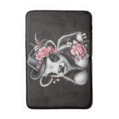 Babykuh in einem stilvollen Hut mit rosa Blüten Badematte (Vorderseite Vertikal)