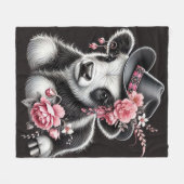 Babykuh in einem stilvollen Hut mit rosa Blüten Fleecedecke (Vorderseite (Horizontal))