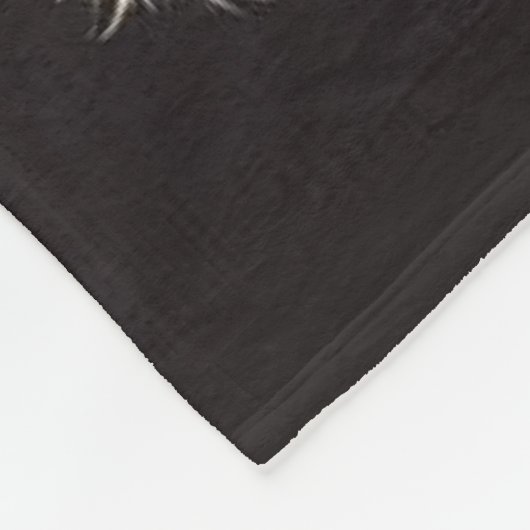 Babykuh in einem stilvollen Hut mit rosa Blüten Fleecedecke (Ecke)