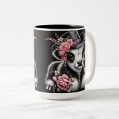 Babykuh in einem stilvollen Hut mit rosa Blüten Zweifarbige Tasse (VorderseiteRechts)