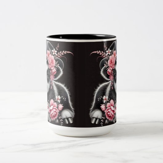 Babykuh in einem stilvollen Hut mit rosa Blüten Zweifarbige Tasse (Mittel)