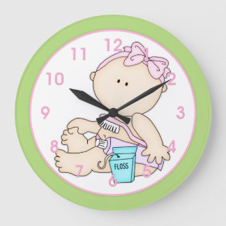 Babymädchen mit Zahnbürste und Zahnbürste Große Wanduhr