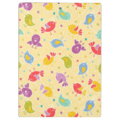 Babymuster mit niedlichen Vögeln Klemmbrett (Rückseite)