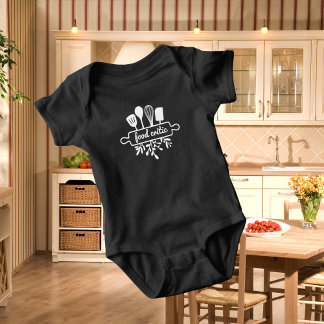 Babynahrung Kritikküche Utensil und Grünpflanzen Baby Strampler
