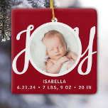 Babyname Birth Stats Foto Red Keepake Keramikornament<br><div class="desc">Dieses niedliche Baby's Birth Stats Weihnachtsschmuck Foto ist mit dem Wort JOY in stilvoller Schrift Typografie auf einem roten Hintergrund dekoriert. Einfache Anpassung an Ihr Foto,  Ihren Namen und Ihre Geburtsdaten.</div>