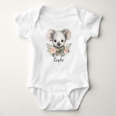 Babyname hinzufügen, Baby Koala mit Blume Baby Strampler (Vorderseite)