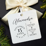 Babyname und Geburtsstats Foto White Keepake Keramikornament<br><div class="desc">Ankündigen und begrüßen Sie die Ankunft Ihres neuen Babys mit unserer einfachen und modernen Ankündigung der Geburt halten Sake-Ornament. Das schlichte und elegante Design zeigt den Namen des Babys in der Schrift, das Geburtsdatum, die Geburtszeit und die Geburtsdaten schön an. Die Hintergrundfarbe lässt sich leicht ändern, indem Sie auf Details...</div>