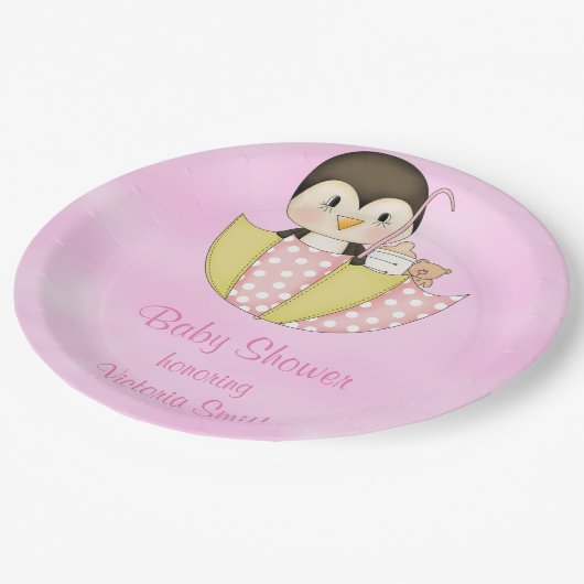 Babyparty ist es ein Mädchen-Pinguin Pappteller (Schrägansicht)
