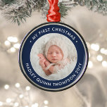 Baby's 1. Weihnachten Modernes Foto Navy Blue Whit Ornament Aus Metall<br><div class="desc">Feiern Sie die schlichten Freuden der Urlaubssaison mit einem navy blauen und weißen Foto neuen Baby Boy rund Metall-Ornament. Aufnahme und Bild auf dieser Vorlage sind einfach zu personalisieren. "Mein erstes Weihnachtsangebot" ist leicht zu ändern, falls es für einen anderen Anlass benötigt wird. (IMAGE & TEXT DESIGN TIPS: 1) Um...</div>