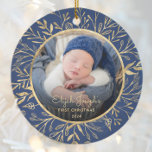 Baby's 1. Weihnachts-Foto Gold Foliage Navy Blue Keramik Ornament<br><div class="desc">Feiern Sie das erste Weihnachtsfest des Babys mit diesem schönen Sake-Ornament. Ersetzen Sie das Beispielbild einfach durch Ihr eigenes Lieblingssymbol und passen Sie es mit dem Namen des Babys in goldfarbenem Script-Schriftart und dem unten stehenden Jahr an. Ein Schwarzer Farbverlaufsbildschirm hilft, den Pop des Textes zu erzeugen. Das Foto wird...</div>