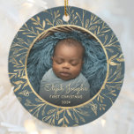 Babys 1. Weihnachtsgebäck Gold Foliage Aquamarine  Keramik Ornament<br><div class="desc">Feiern Sie das erste Weihnachtsfest des Babys mit diesem schönen Sake-Ornament. Ersetzen Sie das Beispielbild einfach durch Ihr eigenes Lieblingssymbol und passen Sie es mit dem Namen des Babys in goldfarbenem Script-Schriftart und dem unten stehenden Jahr an. Ein Schwarzer Farbverlaufsbildschirm hilft, den Pop des Textes zu erzeugen. Das Foto wird...</div>
