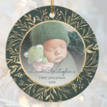 Babys 1. Weihnachtsgebäck Gold Foliage Green Round Keramik Ornament<br><div class="desc">Feiern Sie das erste Weihnachtsfest des Babys mit diesem schönen Sake-Ornament. Ersetzen Sie das Beispielbild einfach durch Ihr eigenes Lieblings-Foto und passen Sie es mit dem Namen des Babys im dunkelgrünen Skript-Schriftart und dem Jahr unten an. Ein Bildschirm mit weißem Farbverlauf trägt dazu bei, den Pop des Textes zu erzeugen....</div>