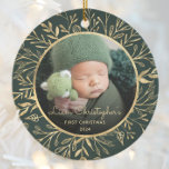 Babys 1. Weihnachtsgebäck Gold Foliage Green Round Keramik Ornament<br><div class="desc">Feiern Sie das erste Weihnachtsfest des Babys mit diesem schönen Sake-Ornament. Ersetzen Sie das Beispielbild einfach durch Ihr eigenes Lieblingssymbol und passen Sie es mit dem Namen des Babys in goldfarbenem Script-Schriftart und dem unten stehenden Jahr an. Ein Schwarzer Farbverlaufsbildschirm hilft, den Pop des Textes zu erzeugen. Das Foto wird...</div>