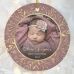 Babys 1. Weihnachtsgebäck Gold Foliage Rose Runde Keramik Ornament<br><div class="desc">Feiern Sie das erste Weihnachtsfest des Babys mit diesem schönen Sake-Ornament. Ersetzen Sie das Beispielbild einfach durch Ihr eigenes Lieblingssymbol und passen Sie es mit dem Namen des Babys in goldfarbenem Script-Schriftart und dem unten stehenden Jahr an. Ein Schwarzer Farbverlaufsbildschirm hilft, den Pop des Textes zu erzeugen. Das Foto wird...</div>