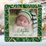 Babys 1. Weihnachtsgebäck Grünes Foto Keramikornament<br><div class="desc">Feiern Sie das erste Weihnachtsfest des Babys mit diesem schönen Sake-Ornament. Ersetzen Sie das Beispielbild einfach durch Ihr eigenes Lieblings-Foto und passen Sie es mit dem Namen des Babys im grünen Skript-Schriftart und dem Jahr unten an. Ein Bildschirm mit weißem Farbverlauf trägt dazu bei, den Pop des Textes zu erzeugen....</div>