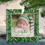 Babys 1. Weihnachtsgebäck Grünes Foto Ornament Aus Glas<br><div class="desc">Feiern Sie das erste Weihnachtsfest des Babys mit diesem schönen Sake-Ornament. Ersetzen Sie das Beispielbild einfach durch Ihr eigenes Lieblings-Foto und passen Sie es mit dem Namen des Babys im grünen Skript-Schriftart und dem Jahr unten an. Ein Bildschirm mit weißem Farbverlauf trägt dazu bei, den Pop des Textes zu erzeugen....</div>