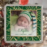 Babys 1. Weihnachtsgebäck Grünes Foto Ornament Aus Metall<br><div class="desc">Feiern Sie das erste Weihnachtsfest des Babys mit diesem schönen Sake-Ornament. Ersetzen Sie das Beispielbild einfach durch Ihr eigenes Lieblings-Foto und passen Sie es mit dem Namen des Babys im grünen Skript-Schriftart und dem Jahr unten an. Ein Bildschirm mit weißem Farbverlauf trägt dazu bei, den Pop des Textes zu erzeugen....</div>
