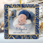 Babys 1. Weihnachtsgebäck Navy Blue Gold Foliage F Keramikornament<br><div class="desc">Feiern Sie das erste Weihnachtsfest des Babys mit diesem schönen Sake-Ornament. Ersetzen Sie das Beispielbild einfach mit Ihrem eigenen Lieblings-Foto und passen Sie es mit dem Namen des Babys in navy-blue script Schriftart und dem Jahr unten an. Ein Bildschirm mit weißem Farbverlauf trägt dazu bei, den Pop des Textes zu...</div>