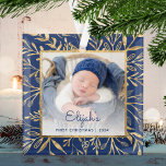 Babys 1. Weihnachtsgebäck Navy Blue Gold Foliage F Ornament Aus Glas<br><div class="desc">Feiern Sie das erste Weihnachtsfest des Babys mit diesem schönen Sake-Ornament. Ersetzen Sie das Beispielbild einfach mit Ihrem eigenen Lieblings-Foto und passen Sie es mit dem Namen des Babys in navy-blue script Schriftart und dem Jahr unten an. Ein Bildschirm mit weißem Farbverlauf trägt dazu bei, den Pop des Textes zu...</div>