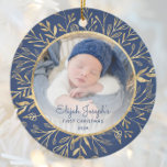 Babys 1. Weihnachtszeit Foto Gold Foliage Navy Blu Keramik Ornament<br><div class="desc">Feiern Sie das erste Weihnachtsfest des Babys mit diesem schönen Sake-Ornament. Ersetzen Sie das Beispielbild einfach mit Ihrem eigenen Lieblings-Foto und passen Sie es mit dem Namen des Babys in navy-blue script Schriftart und dem Jahr unten an. Ein Bildschirm mit weißem Farbverlauf trägt dazu bei, den Pop des Textes zu...</div>