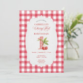 Baby's Cherry First Red Gingham Birthday Einladung (Stehend Vorderseite)