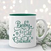 Baby's Cold Outdoor Evergreen Script Holiday Zweifarbige Tasse