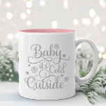 Baby's Cold Outdoor Gray Script Holiday Zweifarbige Tasse<br><div class="desc">Das Holiday Coffee Tasse Design bietet "Baby It's Cold Outside" moderne,  graue Schriftzeichen,  die Texttypografie mit Stern- und Schneeflockakzenten schreiben.</div>