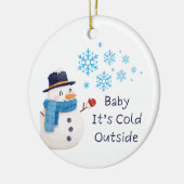 Baby's Cold Outdoor mit einem Schneemann auf einem Keramik Ornament (Links)