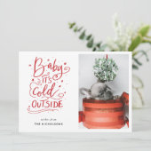 Baby's Cold Outdoor Red Script Foto Einladung (Stehend Vorderseite)